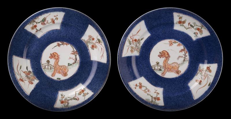 Coppia di piatti in porcellana, Cina, periodo Kangxi (1661-1722), decorati con fondo blu polvere ...