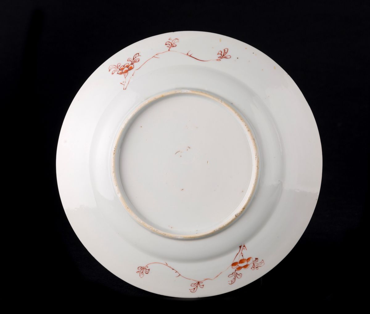Coppia di piatti in porcellana, Cina, periodo Kangxi (1661-1722), decorati con fondo blu polvere ...