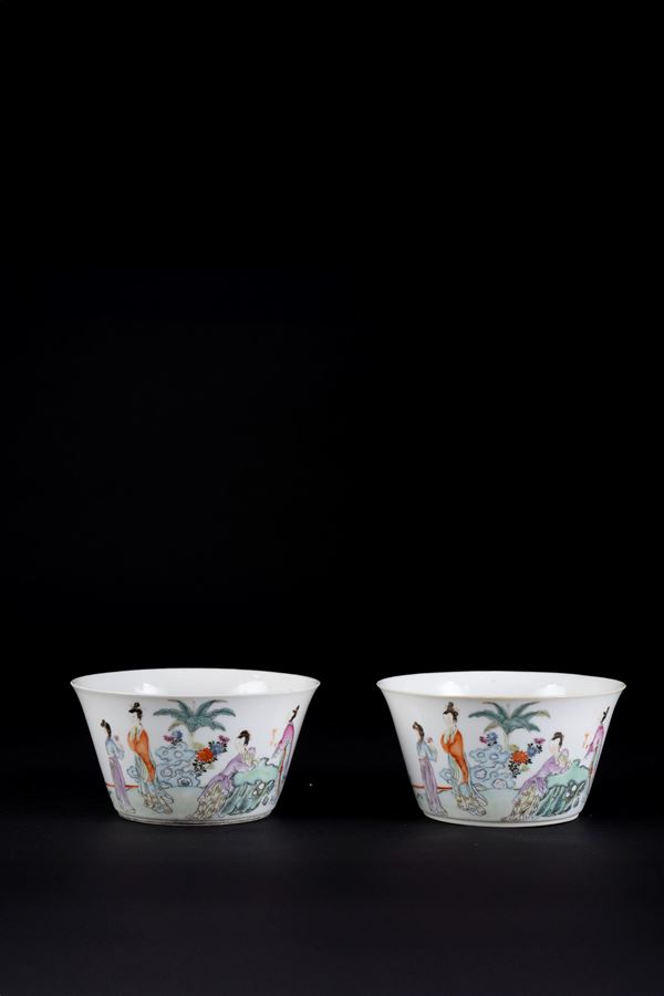 A PAIR OF FAMILLE ROSE PORCELAIN CUPS