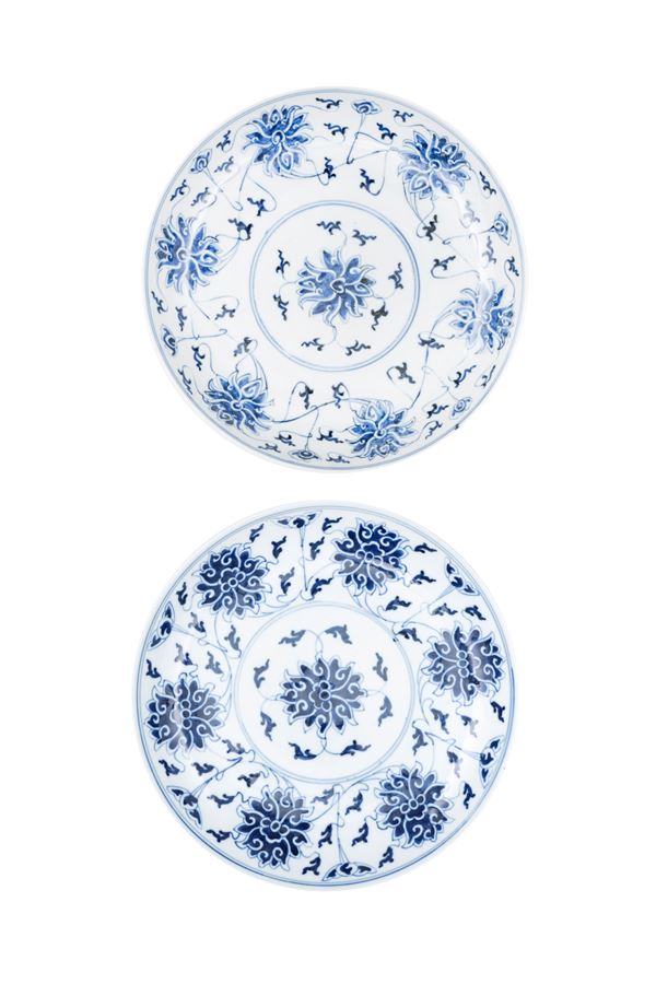 A PAIR OF BLUE AND WHITE PORCELAIN 'LOTUS' DISHES