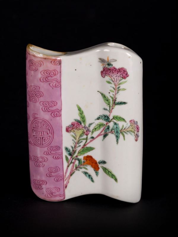  FAMILLE ROSE PORCELAIN WALL VASE  (China, Qing dynasty, 18th century)  - Auction Fine Asian Art - Marco Polo Auctions - Asian Art Auctions Milano