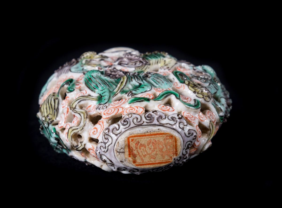 SNUFF BOTTLE IN PORCELLANA FAMIGLIA VERDE