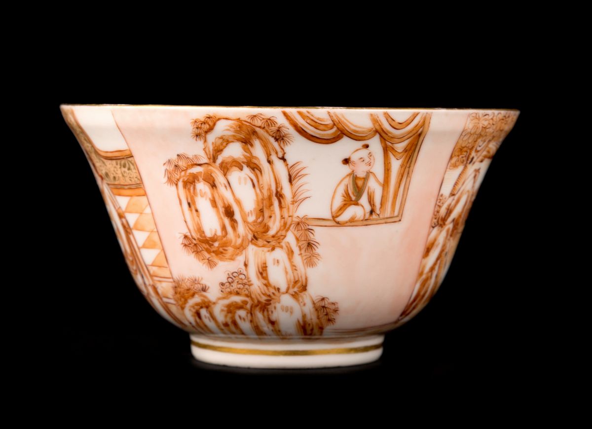 RARA COPPA OGEÉ IN PORCELLANA