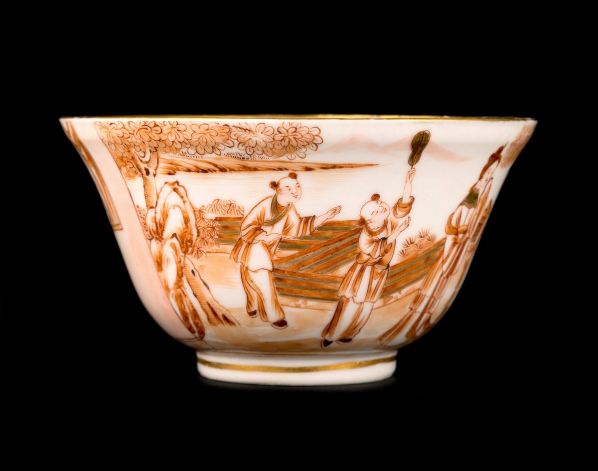 RARA COPPA OGEÉ IN PORCELLANA