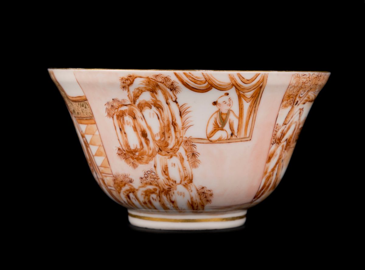 RARA COPPA OGEÉ IN PORCELLANA