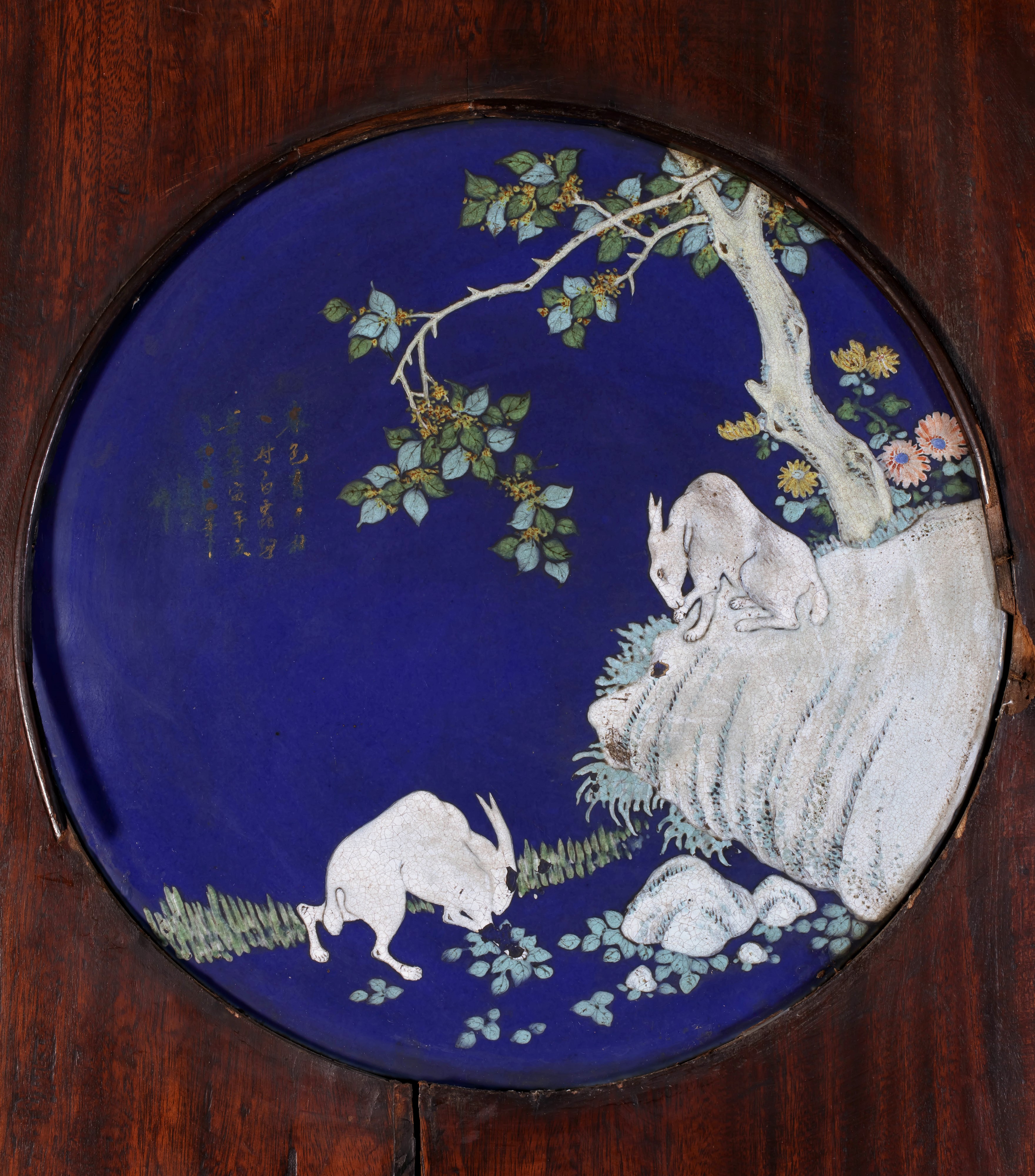 ESTREMAMENTE RARA COPPIA DI PANNELLI IN LEGNO E PORCELLANA QIANJIANG FIRMATA DA WANG JUNSHUN