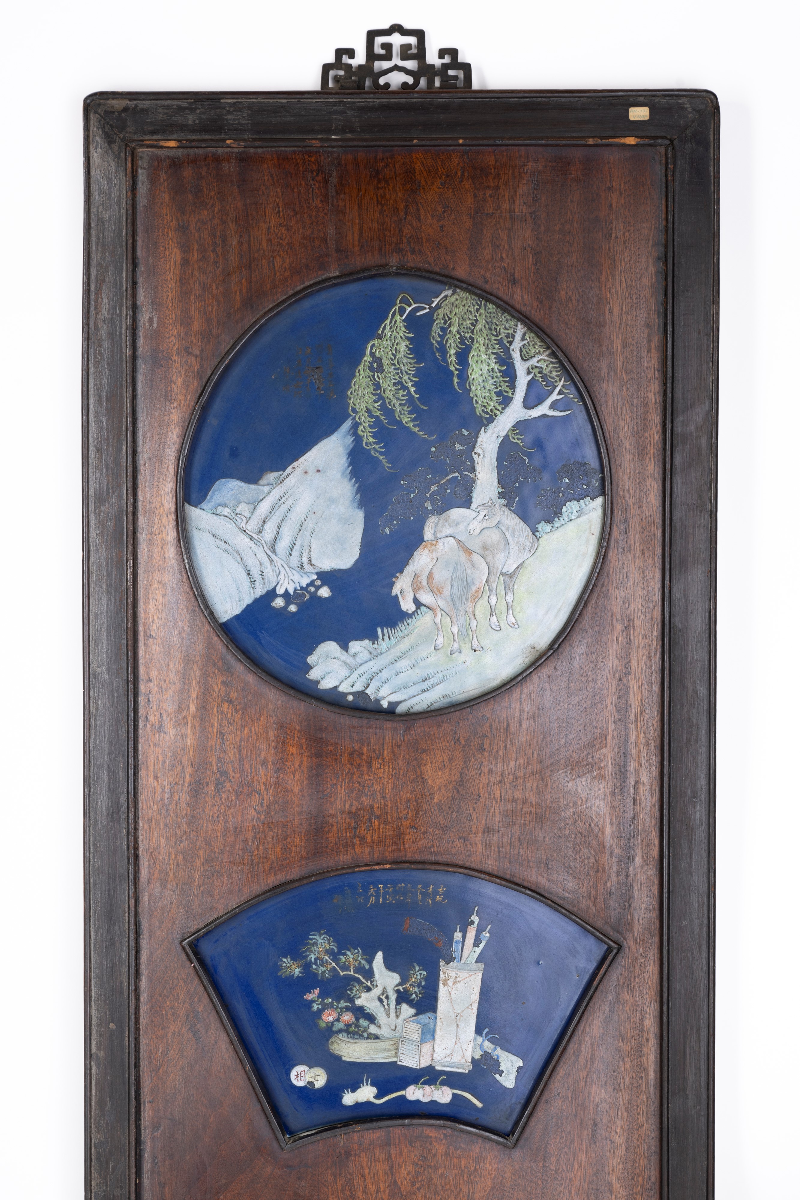 ESTREMAMENTE RARA COPPIA DI PANNELLI IN LEGNO E PORCELLANA QIANJIANG FIRMATA DA WANG JUNSHUN
