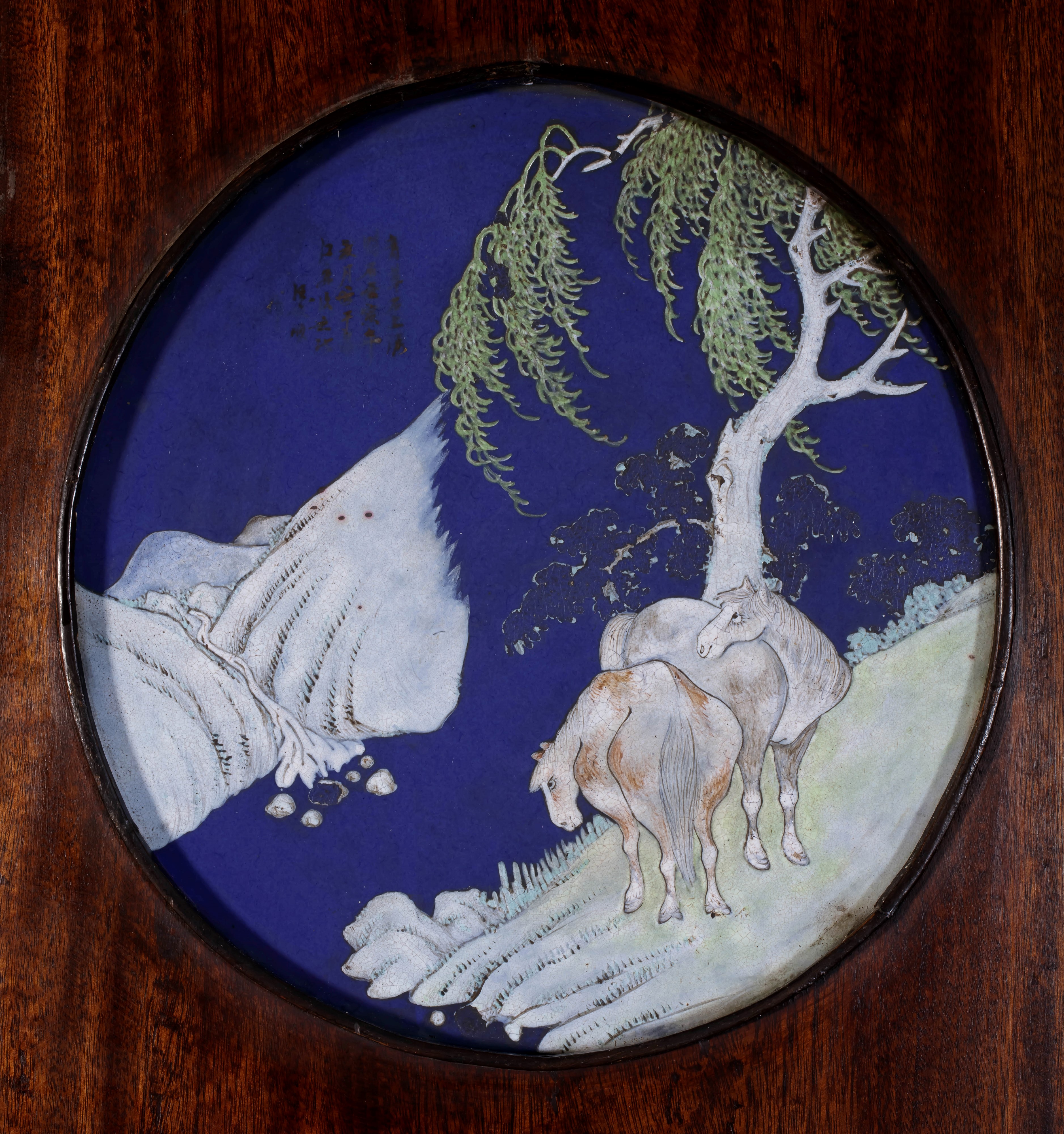 ESTREMAMENTE RARA COPPIA DI PANNELLI IN LEGNO E PORCELLANA QIANJIANG FIRMATA DA WANG JUNSHUN