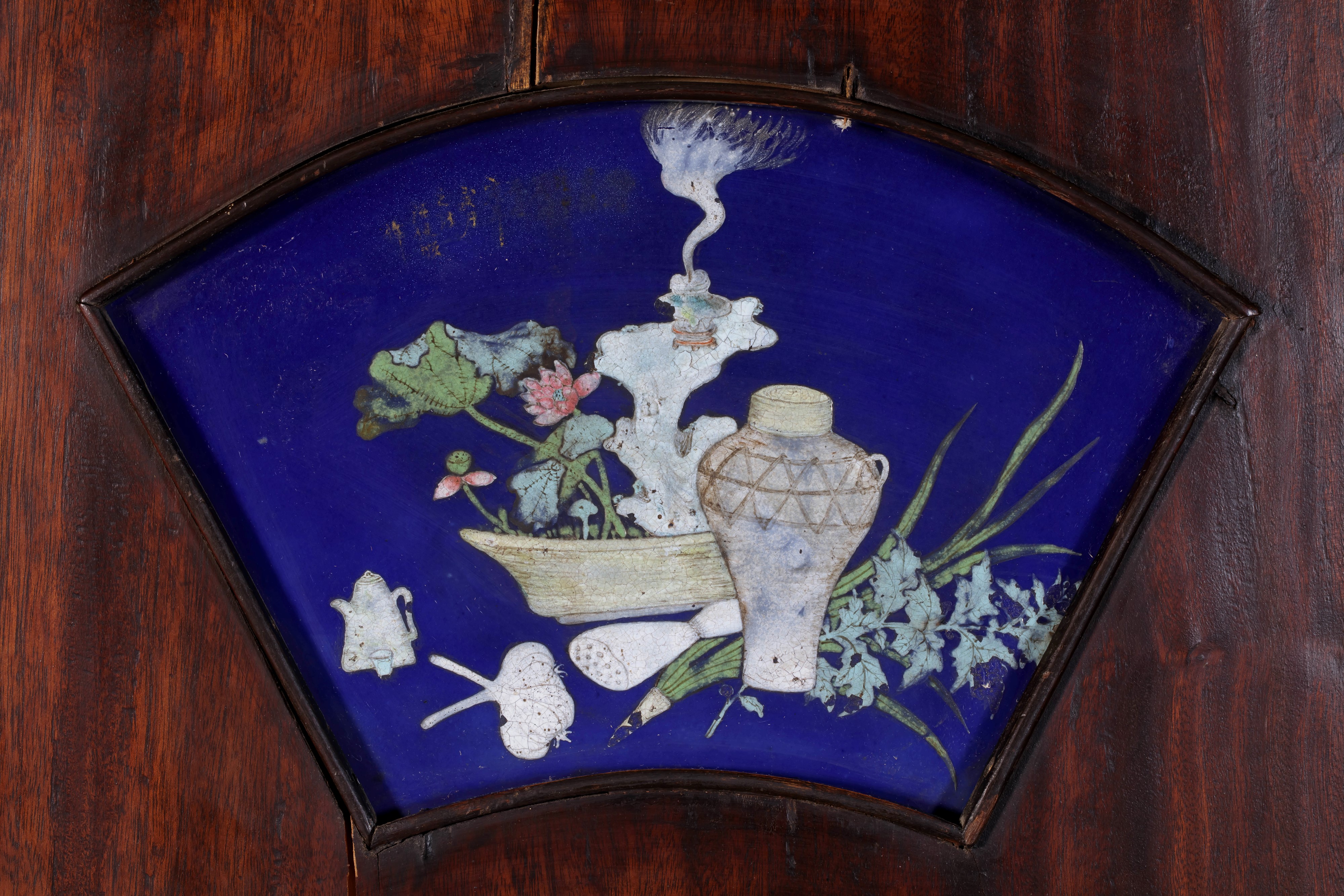 ESTREMAMENTE RARA COPPIA DI PANNELLI IN LEGNO E PORCELLANA QIANJIANG FIRMATA DA WANG JUNSHUN