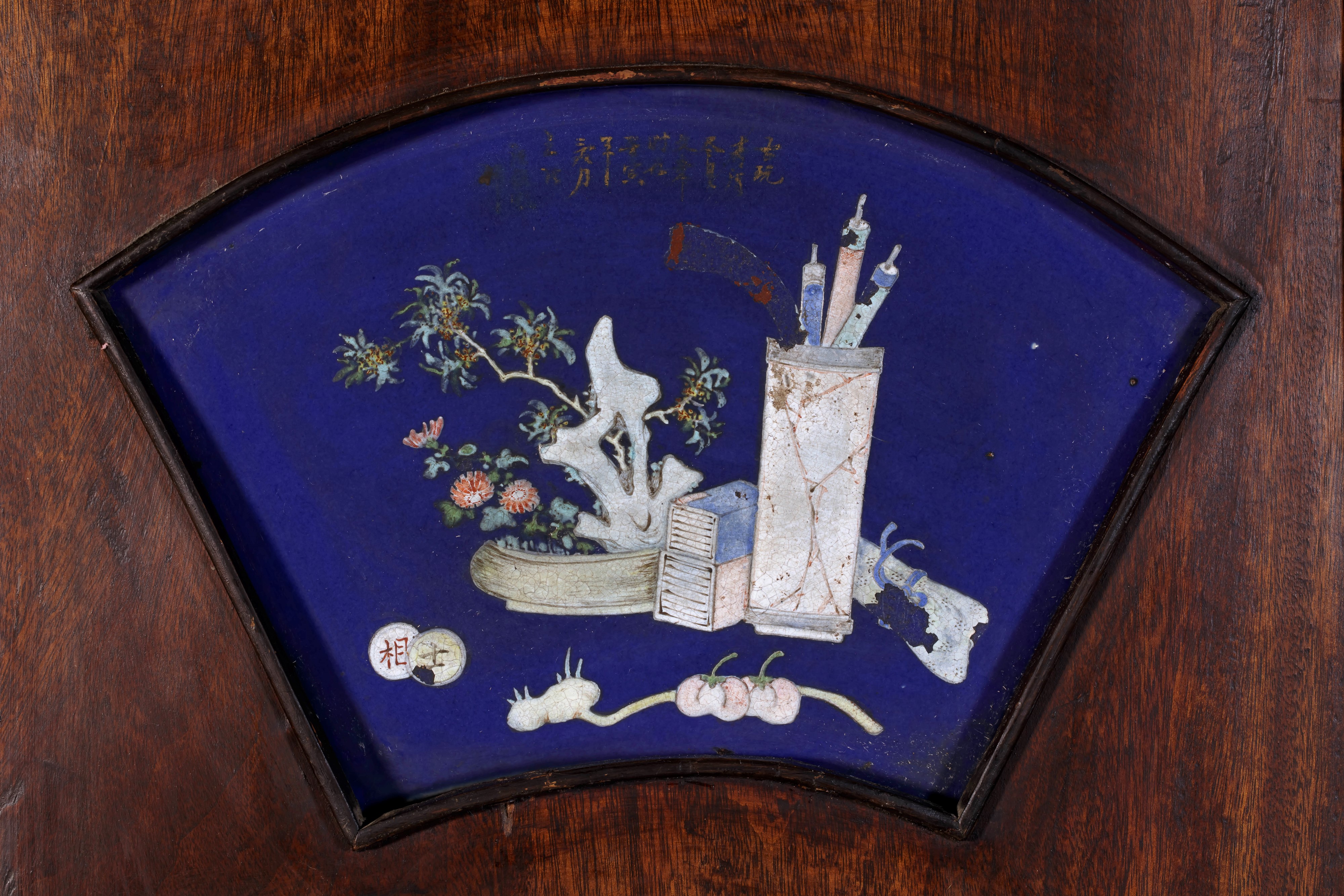 ESTREMAMENTE RARA COPPIA DI PANNELLI IN LEGNO E PORCELLANA QIANJIANG FIRMATA DA WANG JUNSHUN