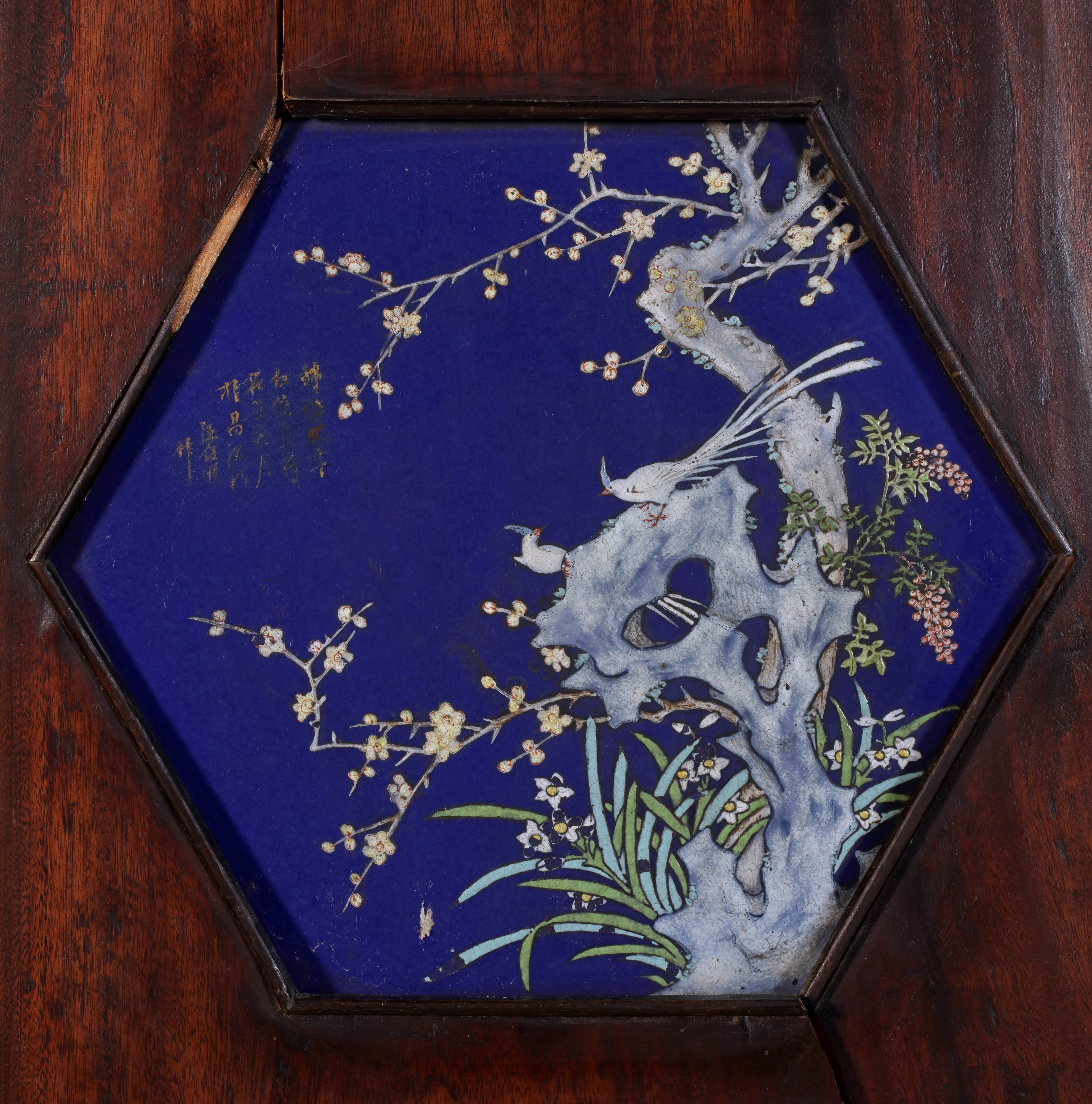 ESTREMAMENTE RARA COPPIA DI PANNELLI IN LEGNO E PORCELLANA QIANJIANG FIRMATA DA WANG JUNSHUN