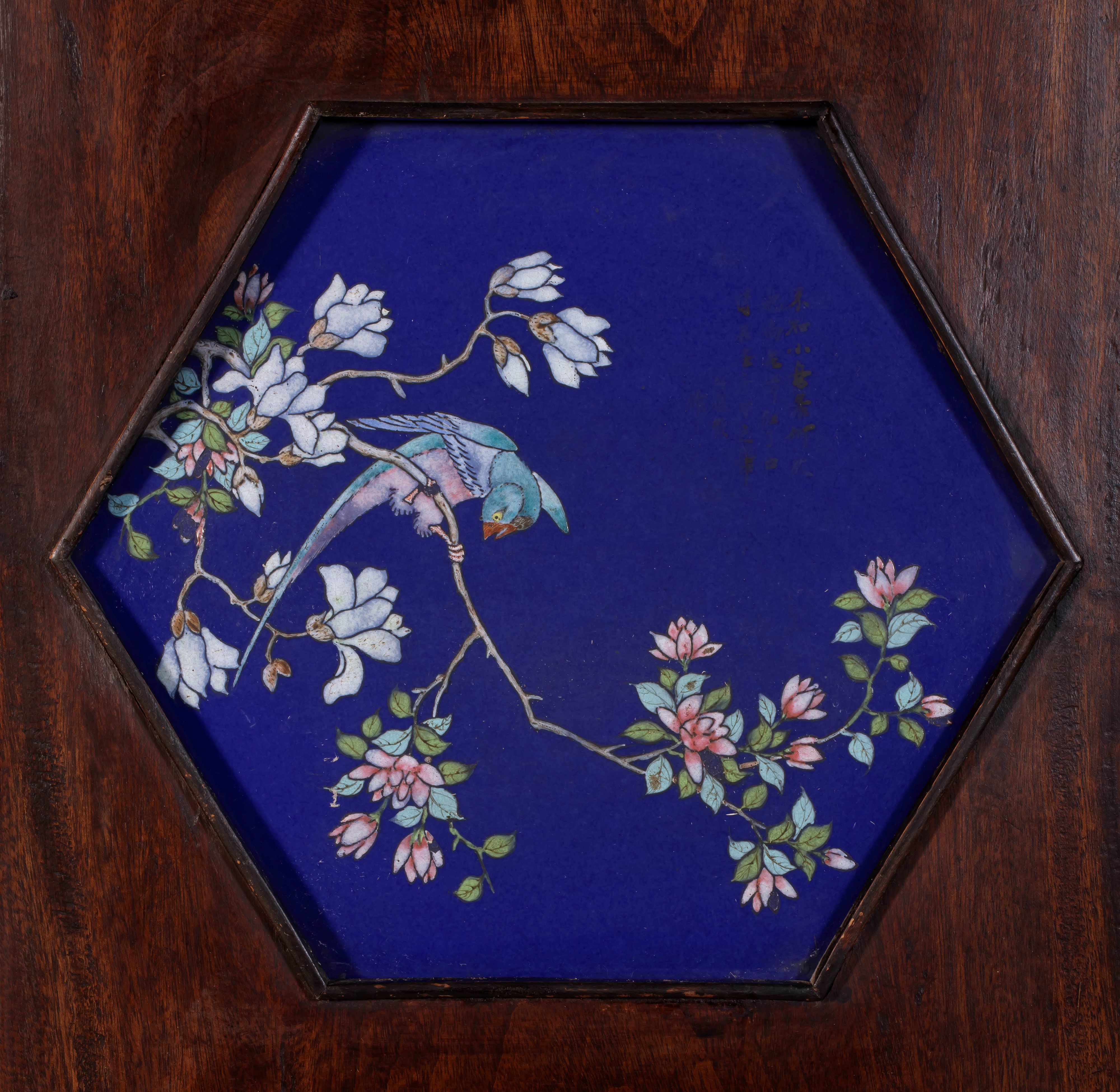 ESTREMAMENTE RARA COPPIA DI PANNELLI IN LEGNO E PORCELLANA QIANJIANG FIRMATA DA WANG JUNSHUN
