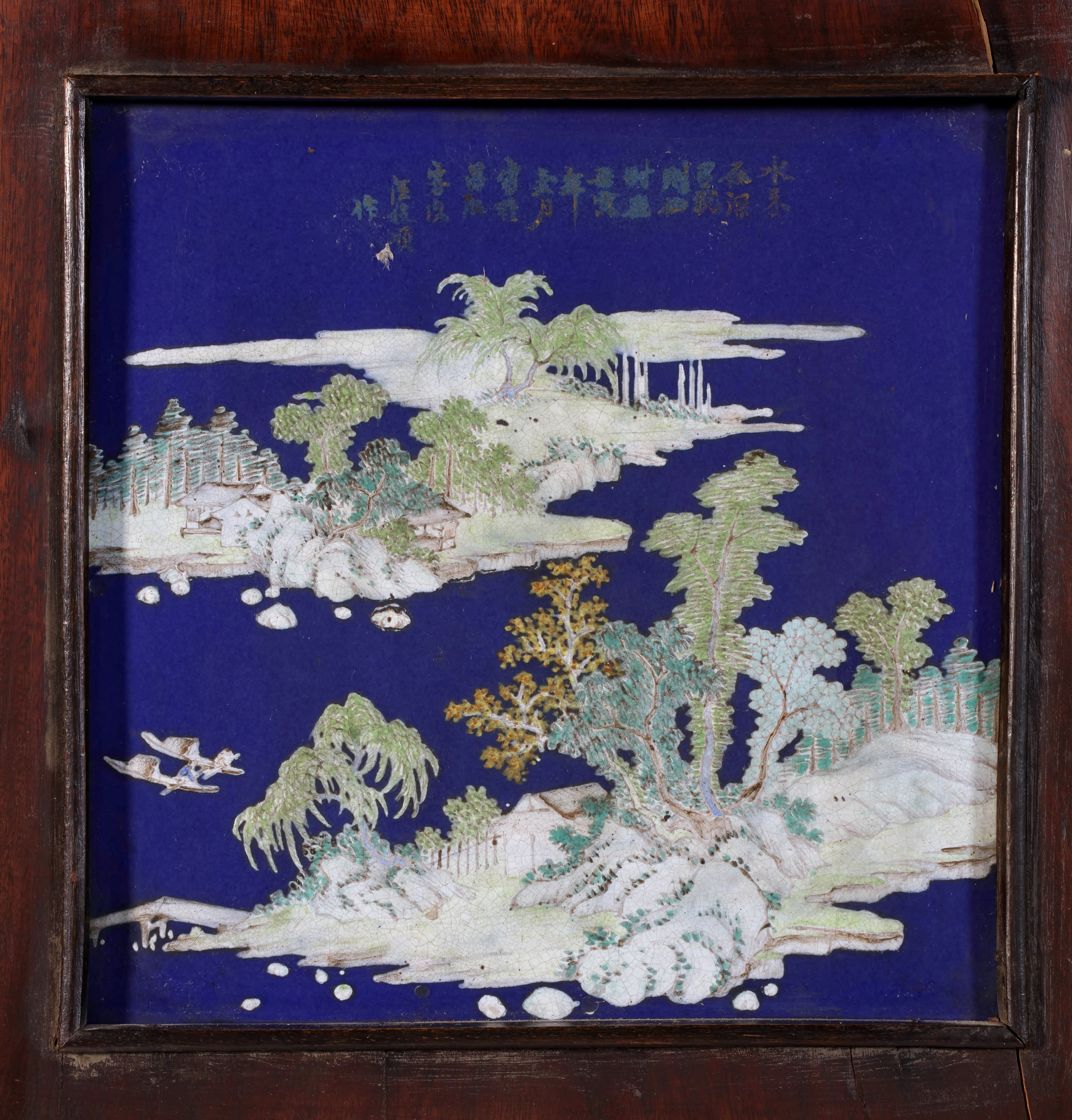 ESTREMAMENTE RARA COPPIA DI PANNELLI IN LEGNO E PORCELLANA QIANJIANG FIRMATA DA WANG JUNSHUN