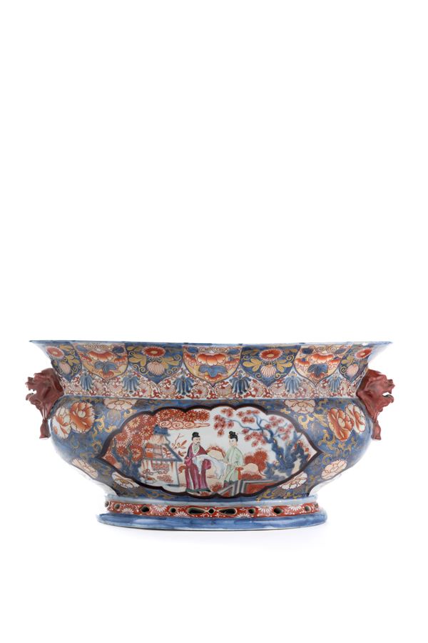 A LARGE PORCELAIN IMARI VESSEL 