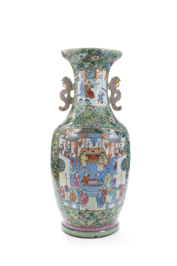 A LARGE FAMILLE ROSE PORCELAIN BALUSTE-SHAPED VASE 