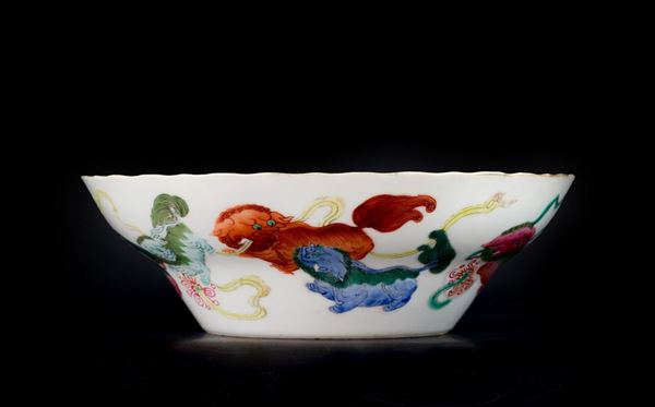  FAMILLE ROSE PORCELAIN OGEÉ BOWL