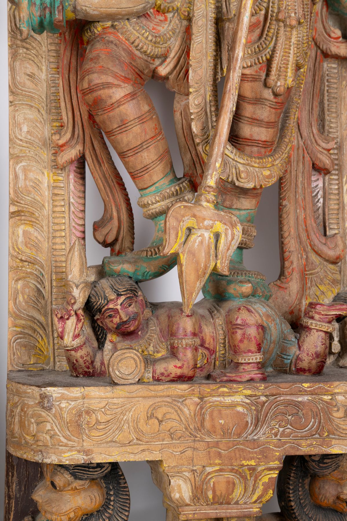Coppia di Grandi Figure in Legno