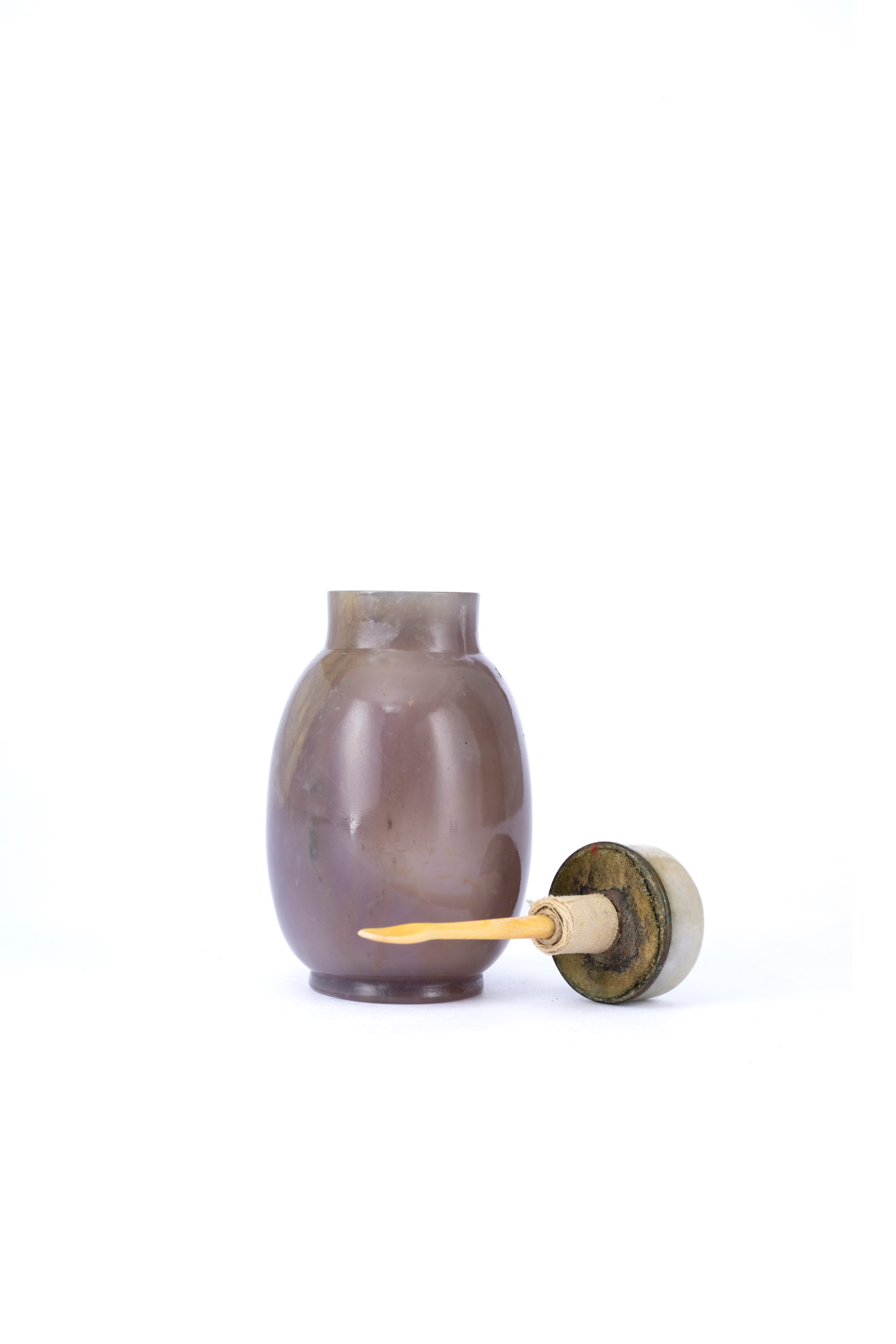AN AGATE SNUFF BOTTLE