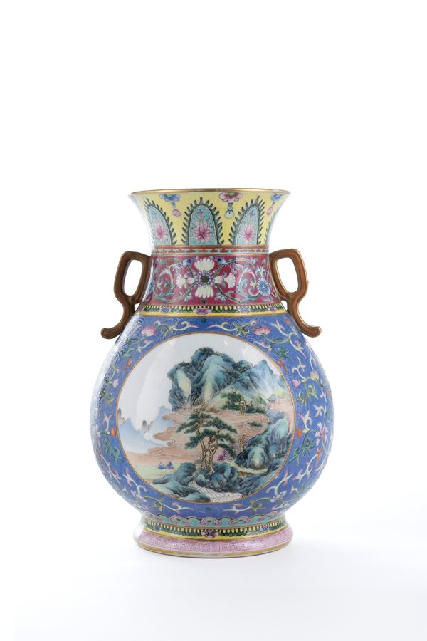 A FAMILLE ROSE PORCELAIN HU-SHAPED VASE