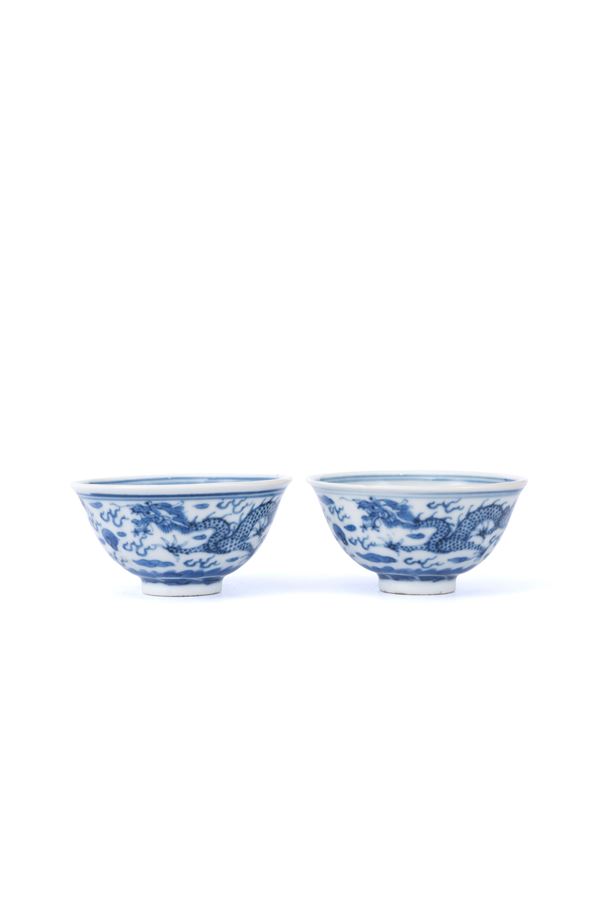 A PAIR OF BLUE AND WHITE PORCELAIN CUPS