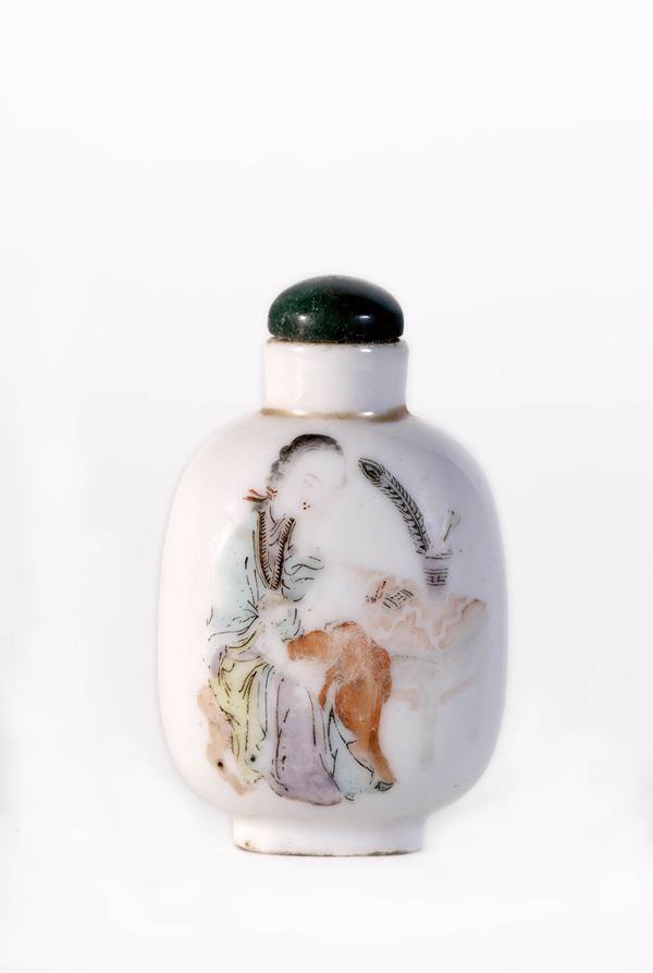 A QIANJIANGCAI PORCELAIN SNUFF BOTTLE SIGNED BY ZHAN HUANRONG