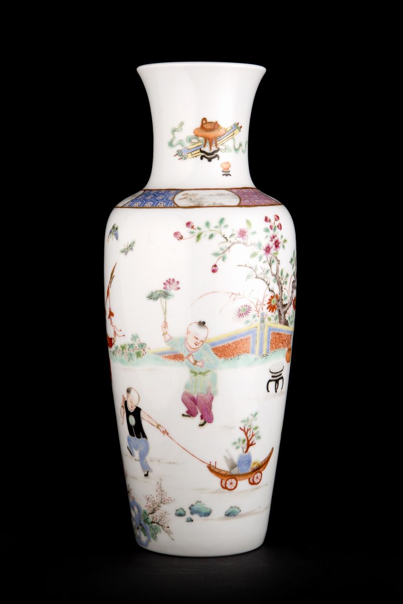 VASO IN PORCELLANA FAMIGLIA ROSA A COLONNA DI BALAUSTRA