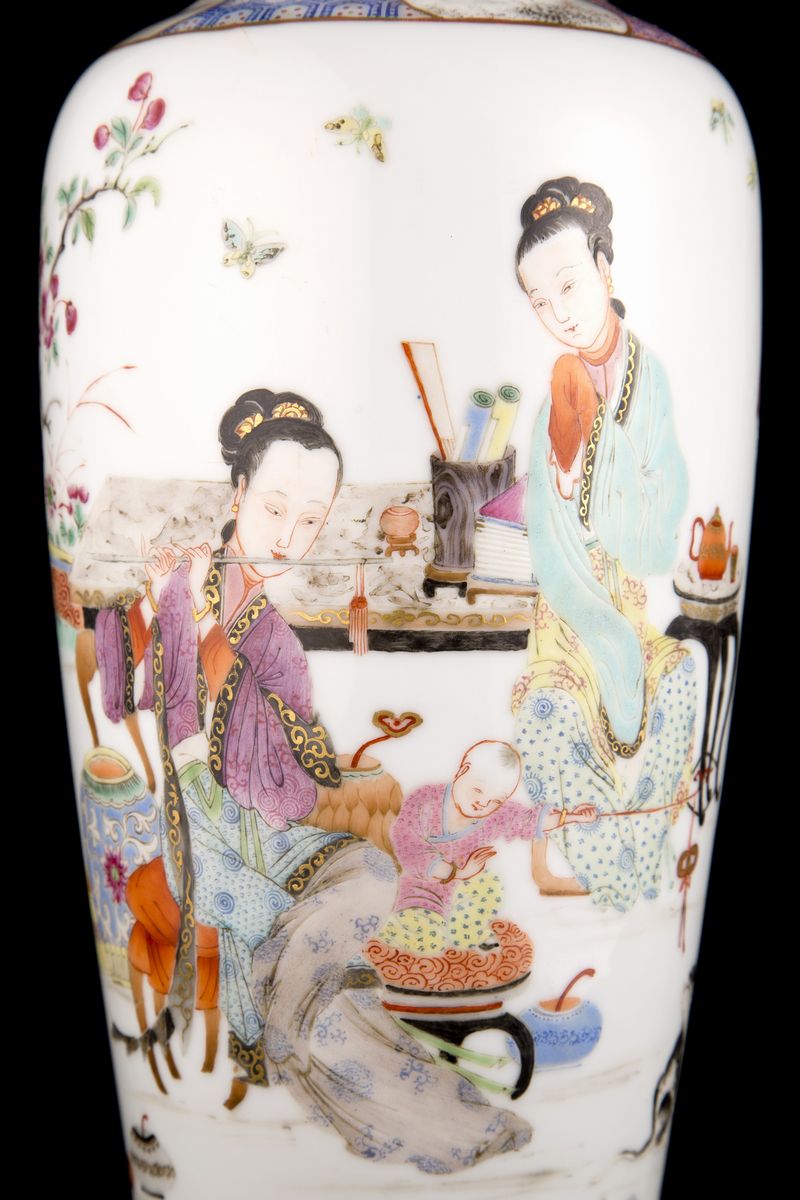 VASO IN PORCELLANA FAMIGLIA ROSA A COLONNA DI BALAUSTRA