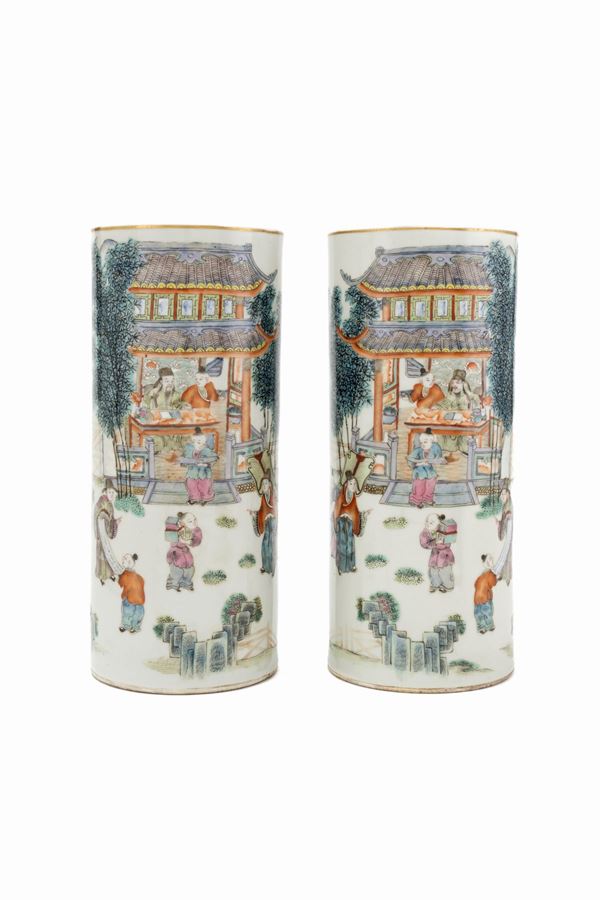 A PAIR OF FAMILLE ROSE PORCELAIN HAT-STANDS