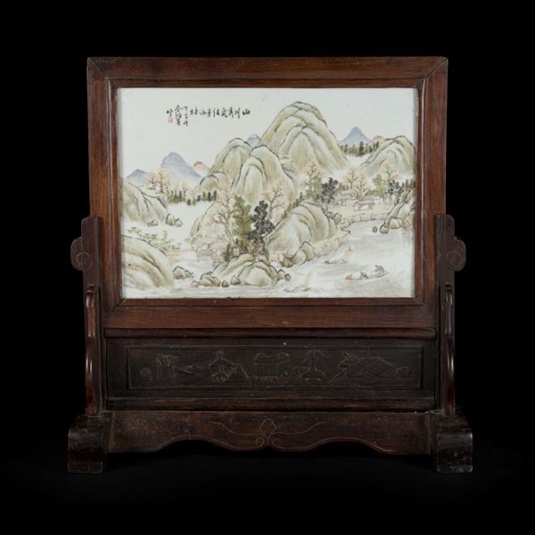  QIANJIANG PORCELAIN TABLE SCREEN ON WOODEN STAND SIGNED BY YU HONGBIN  ( China, dated 1907)  - Auction Fine Asian Art - Marcopolo srl - Marcopolo Asian Art Auction Milano