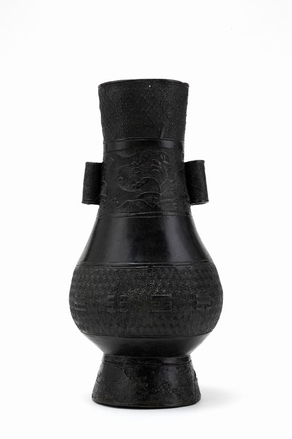 A BRONZE ARROW VASE
