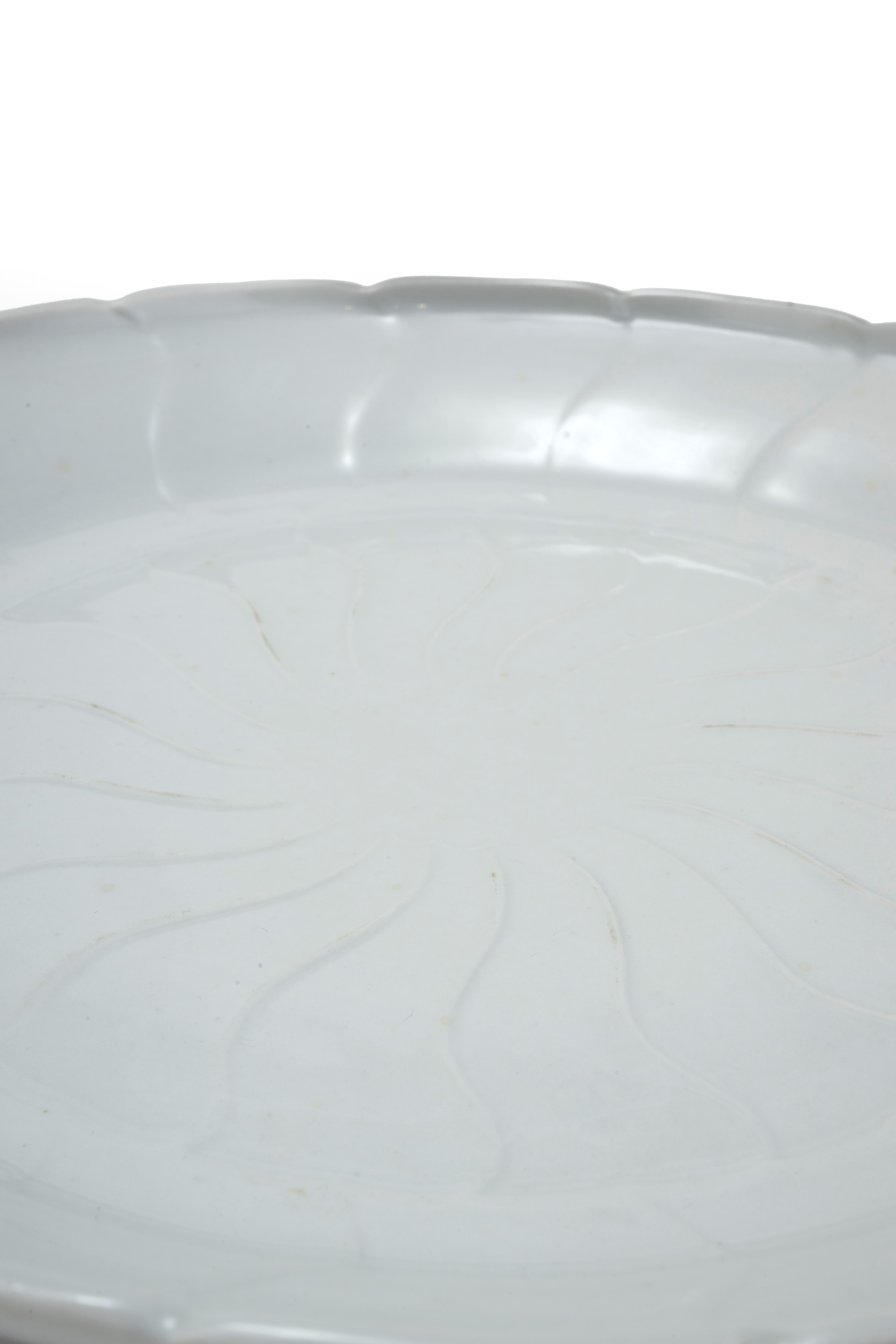 PIATTO IN PORCELLANA MONOCROMA BIANCA