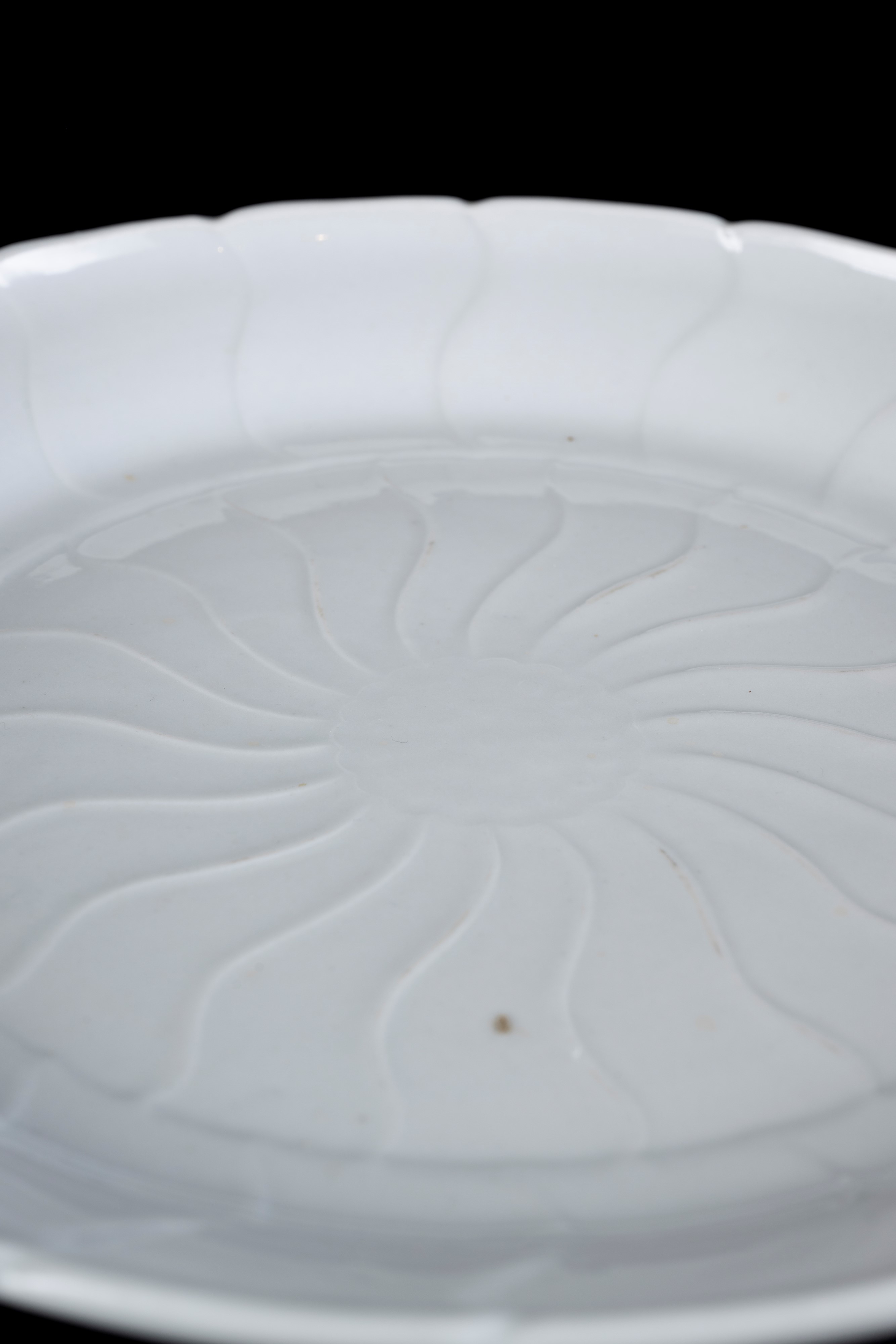 PIATTO IN PORCELLANA MONOCROMA BIANCA