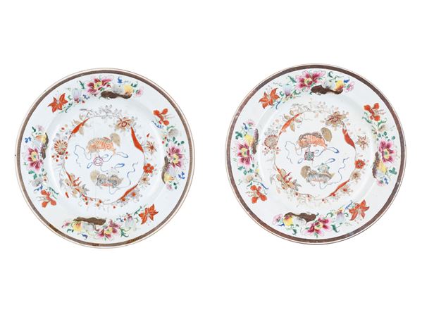 A PAIR OF FAMILLE ROSE PORCELAIN CHARGERS