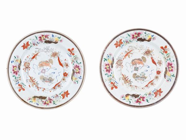 A PAIR OF FAMILLE ROSE PORCELAIN CHARGERS