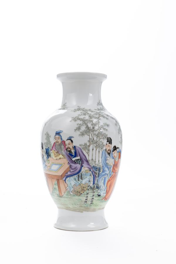 A FAMILLE ROSE PORCELAIN VASE