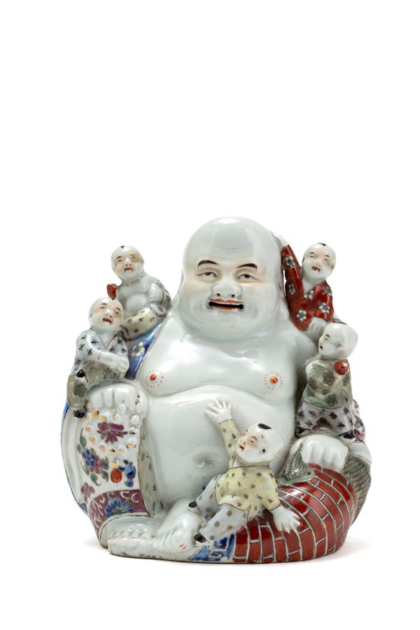 FIGURA DI BUDDHA CHE  SORRIDE IN PORCELLANA FAMIGLIA ROSA