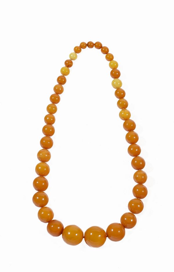 COLLANA IN AMBRA  (Cina, XX secolo)  - Asta Fine Asian Art - Marcopolo srl - Marcopolo Asian Art Auction Milano