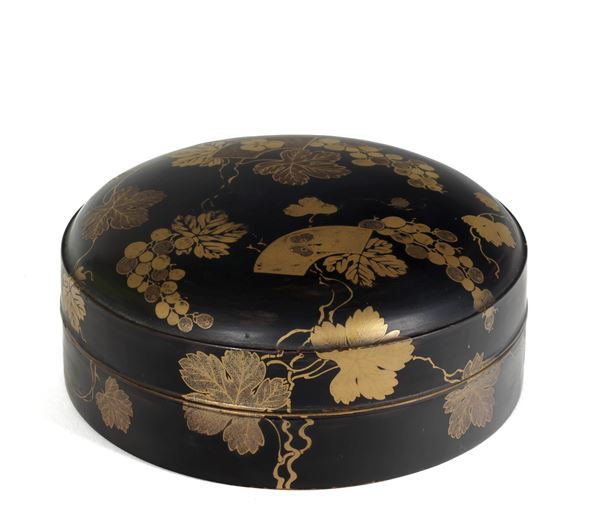 A LACQUER GILT BOX