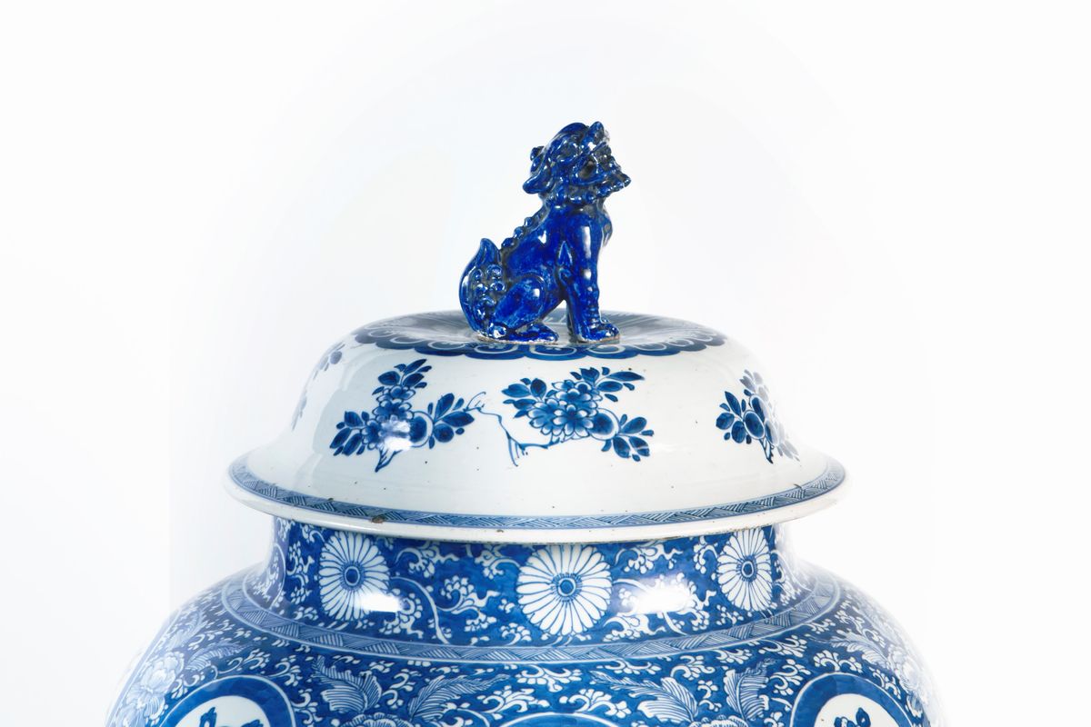 Grande Vaso con Coperchio in Porcellana Bianca e Blu