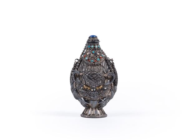 A SILVER SNUFF BOTTLE