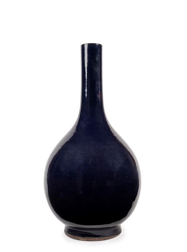 A CHINESE PORCELAIN AUBERGINE-GLAZED BOTTLE VASE