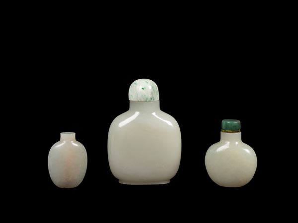 THREE WHITE JADE SNUFF BOTTLES