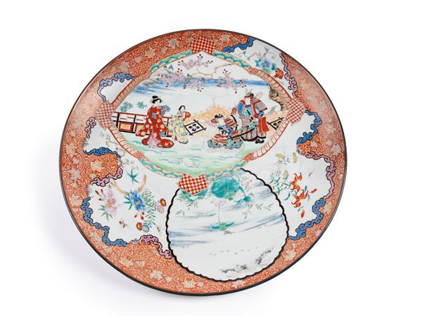 A LARGE ARITA PORCELAIN DISH 