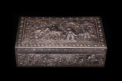 Grande scatola in argento sbalzato, Indocina, fine XIX secolo - inizio XX secolo