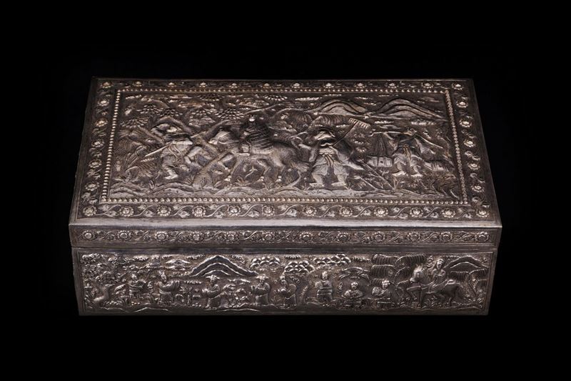 Grande scatola in argento sbalzato, Indocina, fine XIX secolo - inizio XX secolo