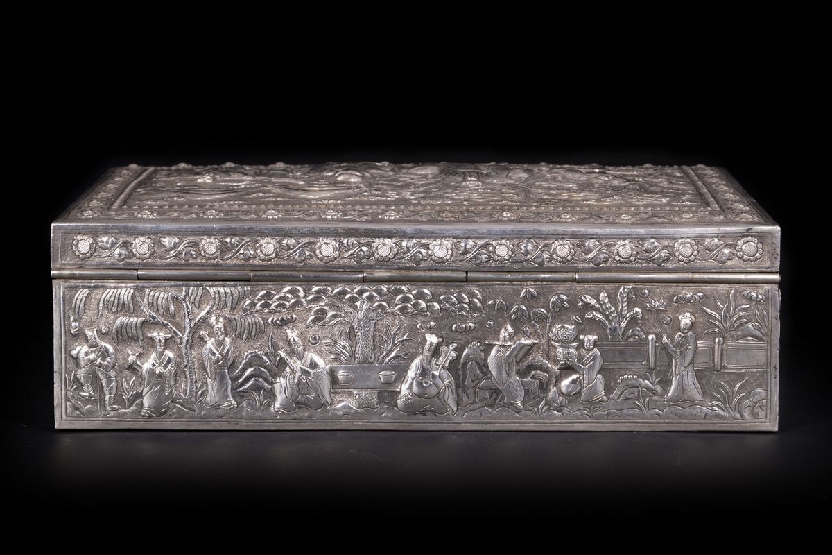 Grande scatola in argento sbalzato, Indocina, fine XIX secolo - inizio XX secolo