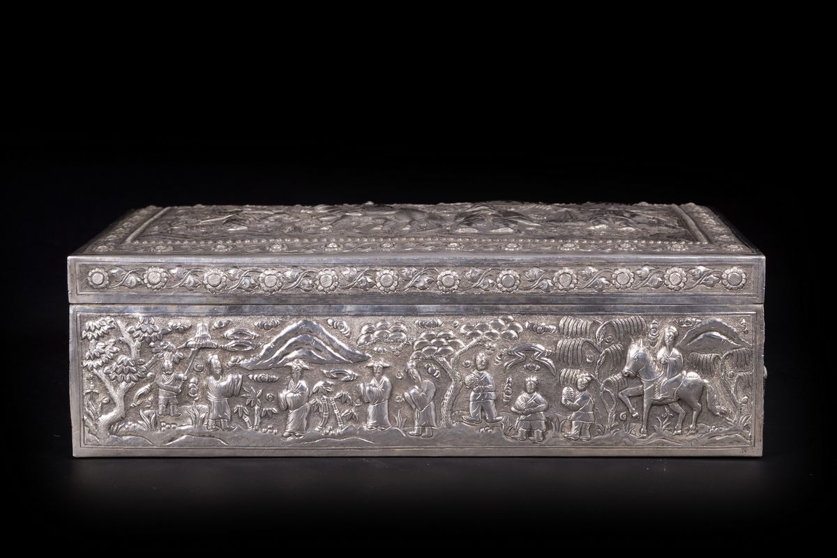 Grande scatola in argento sbalzato, Indocina, fine XIX secolo - inizio XX secolo