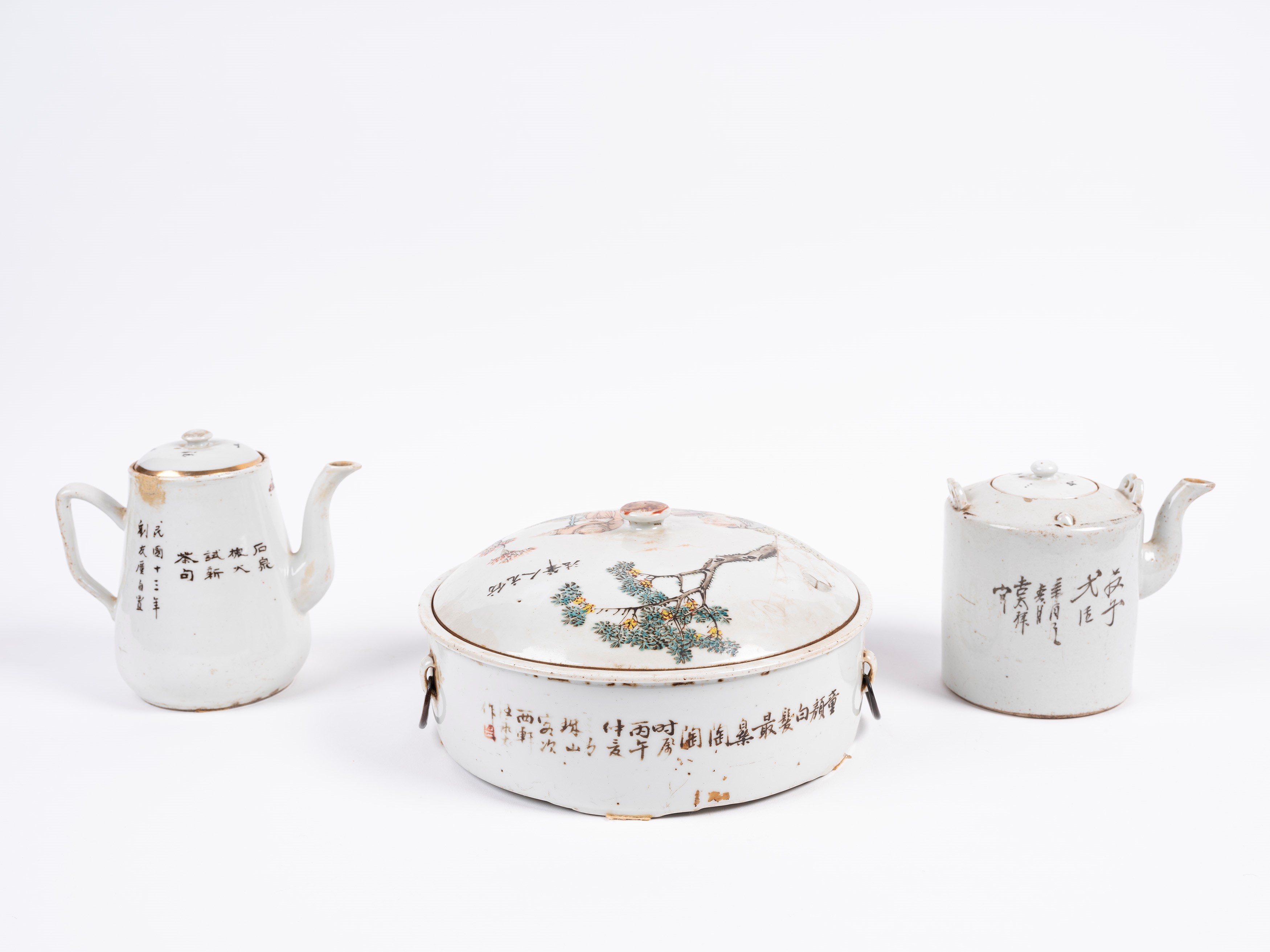 DUE TEIERE E UNA CIOTOLA CON COPERCHIO IN PORCELLANA