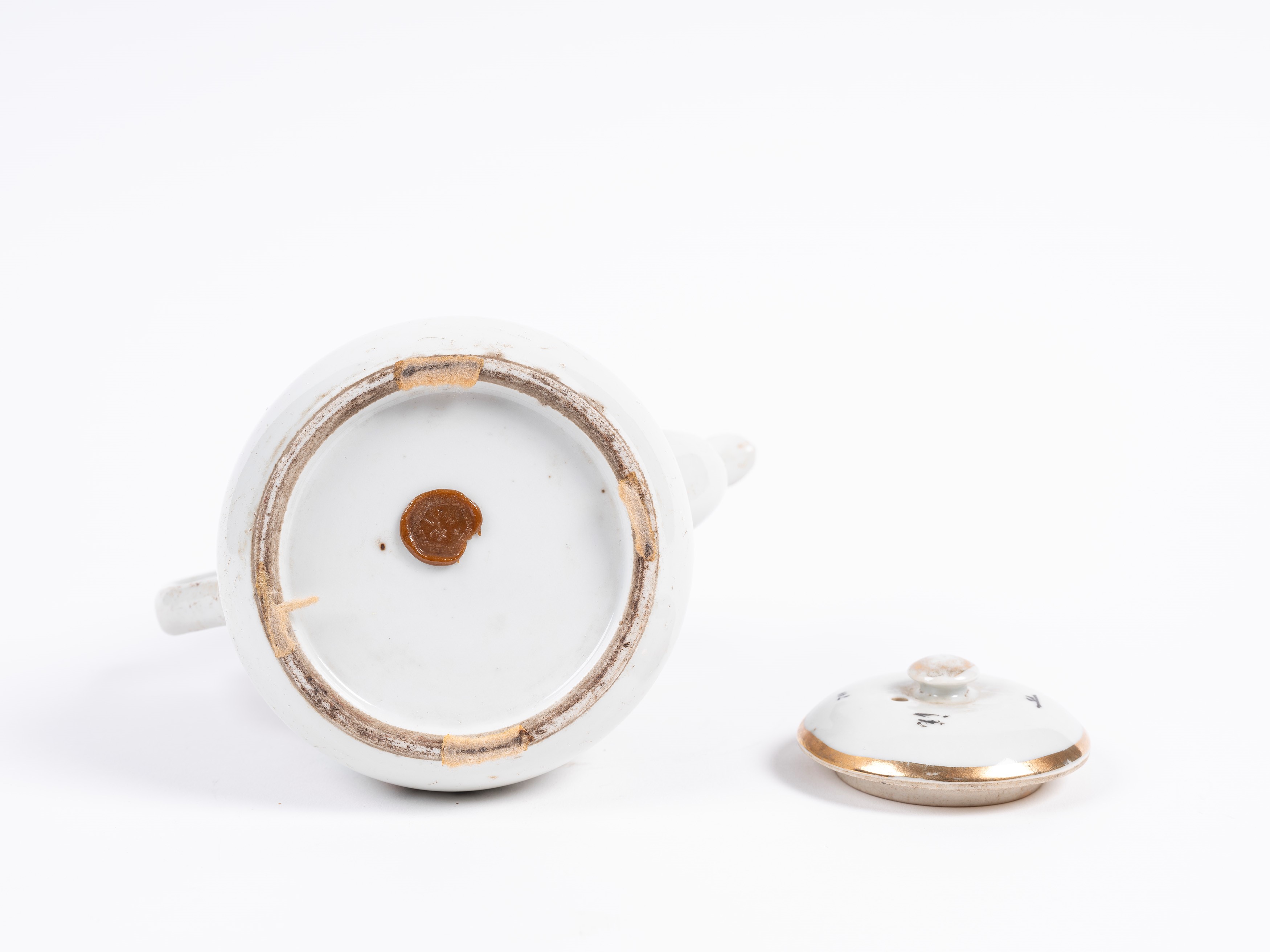 DUE TEIERE E UNA CIOTOLA CON COPERCHIO IN PORCELLANA