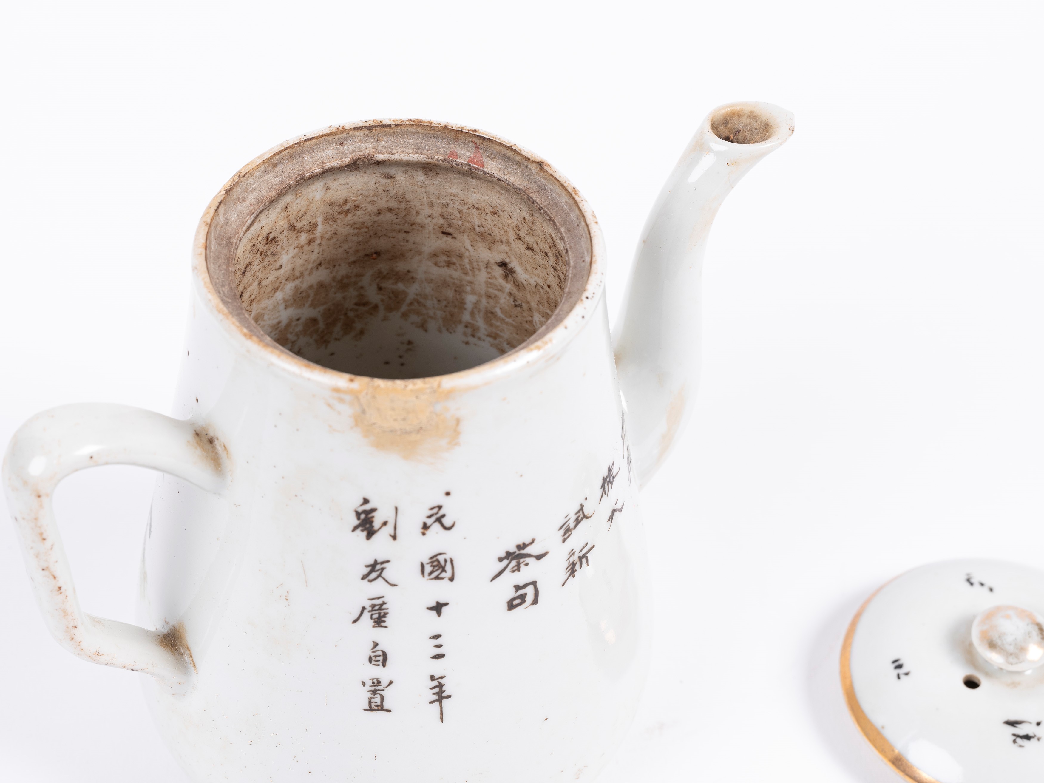 DUE TEIERE E UNA CIOTOLA CON COPERCHIO IN PORCELLANA